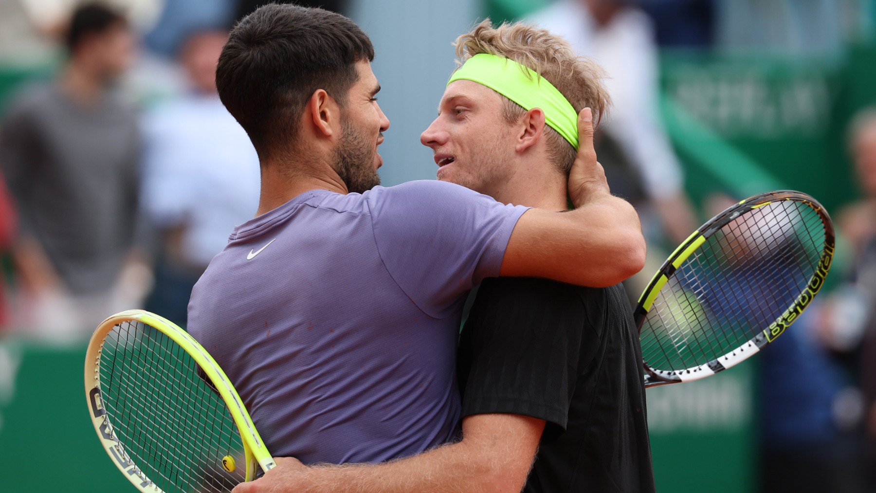 Carlos Alcaraz y Alejandro Davidovich se saludan tras su enfrentamiento en Montecarlo. (Getty)