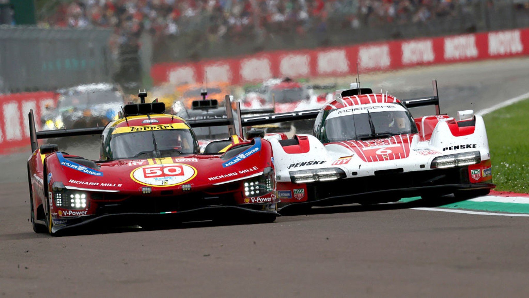 El 50 de Ferrari de y el 6 de Porsche compiten en el circuito de Imola. (Getty)
