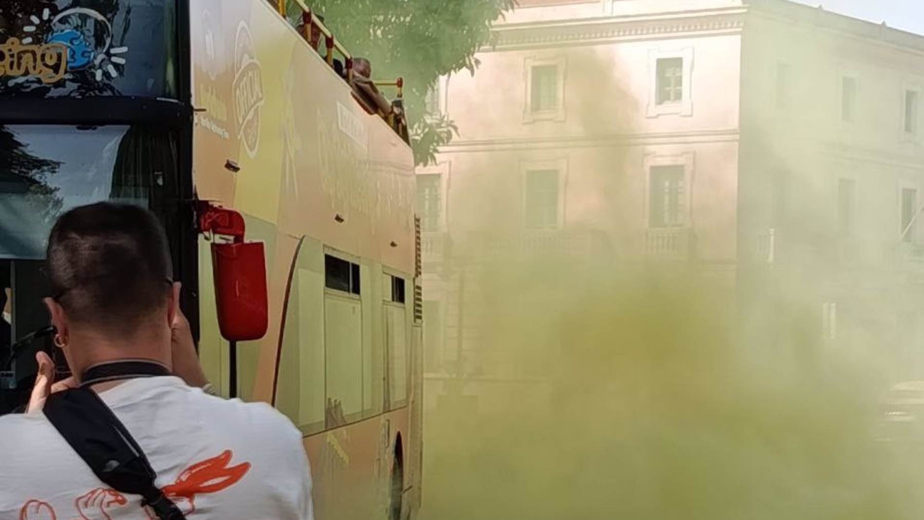 Momento en el que un bus turístico de Palma ha sido paralizado por los activistas.
