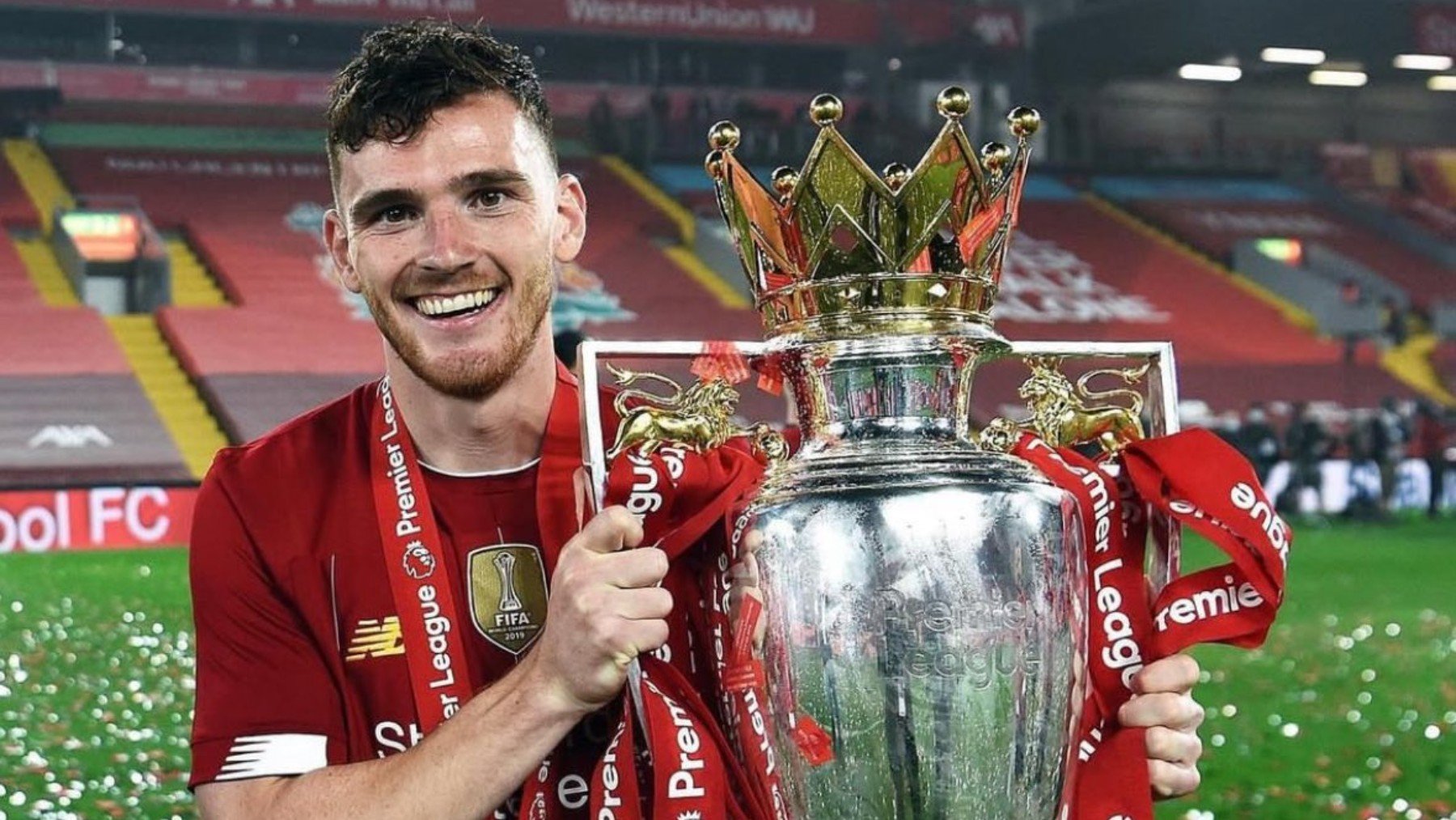 Robertson, levantando la Premier ganada con el Liverpool.