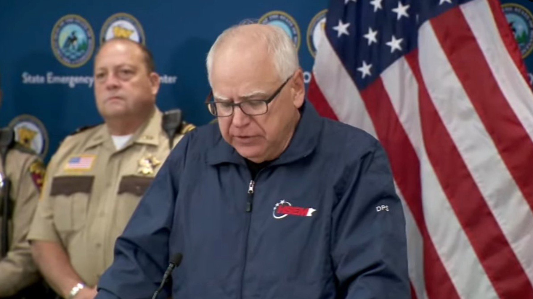 Tim Walz durante la rueda de prensa en la que confirma el asesinato de la legisladora de Minnesota.
