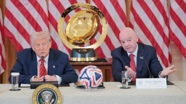 Gianni Infantino presentando el Mundial de Clubes a Donald Trump en la Casa Blanca. (GETTY)
