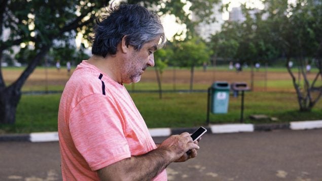 El mejor dispositivo electrónico que regalar a una persona mayor, qué móvil regalar a un pensionista, móviles para jubilados, móviles para personas de la tercera edad, ventajas de un móvil adaptado para personas mayores.