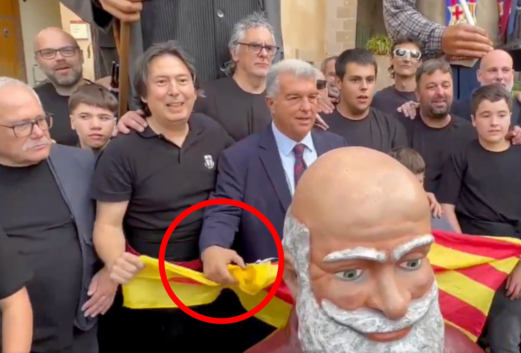 Joan Laporta tapando la estelada.