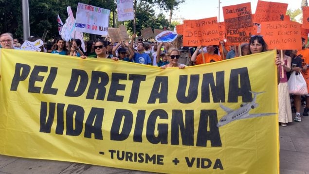 8.000 personas protestan en Palma por la falta de medidas durante años para frenar el turismo