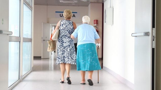 Regalo que debes hacer a una persona mayor, mejores regalos digitales para jubilados, mejor tecnología para mayores de 65 años, mejor dispositivo electrónico que regalar, dispositivos electrónicos, botón de ayuda en personas mayores, por qué comprar un botón SOS.