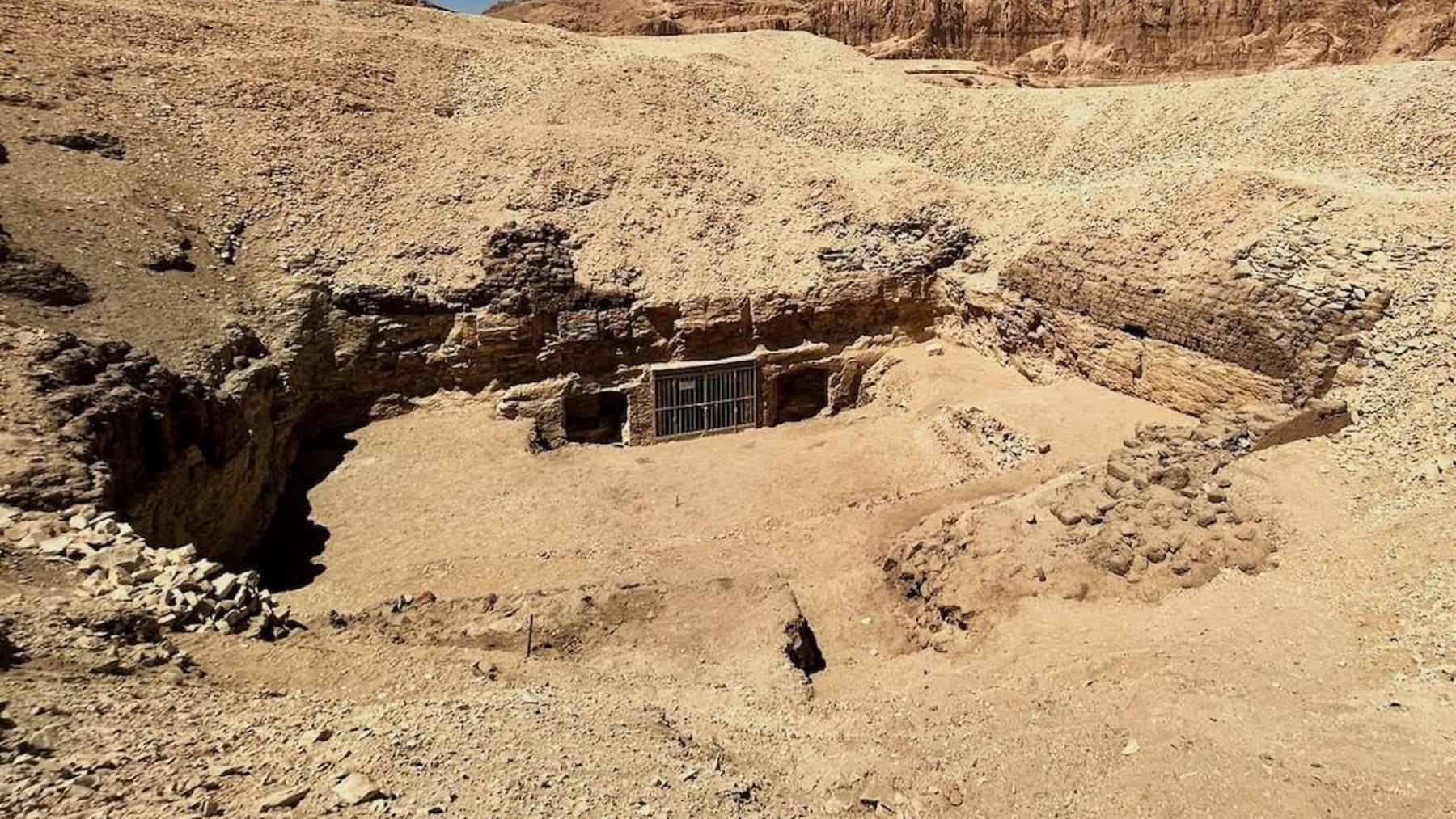 Exterior de la tumba sin nombre en Luxor. Foto: Ministerio de Turismo y Antigüedades de Egipto.