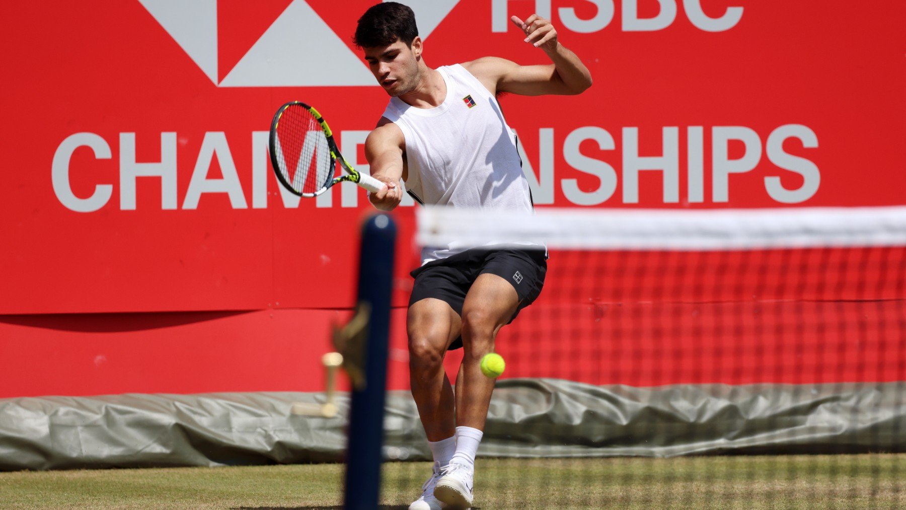 Carlos Alcaraz, durante un entrenamiento en la hierba londinense antes de Queen’s. (EFE)