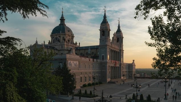Expresión madrileña que el resto de españoles no entienden, expresión típica de Madrid, expresiones curiosas de Madrid, qué significa ir a pachas, ir a pachas y el pueblo gitano, origen expresión ir a pachas y el caló, la expresión ir a pachas es de Nepal.