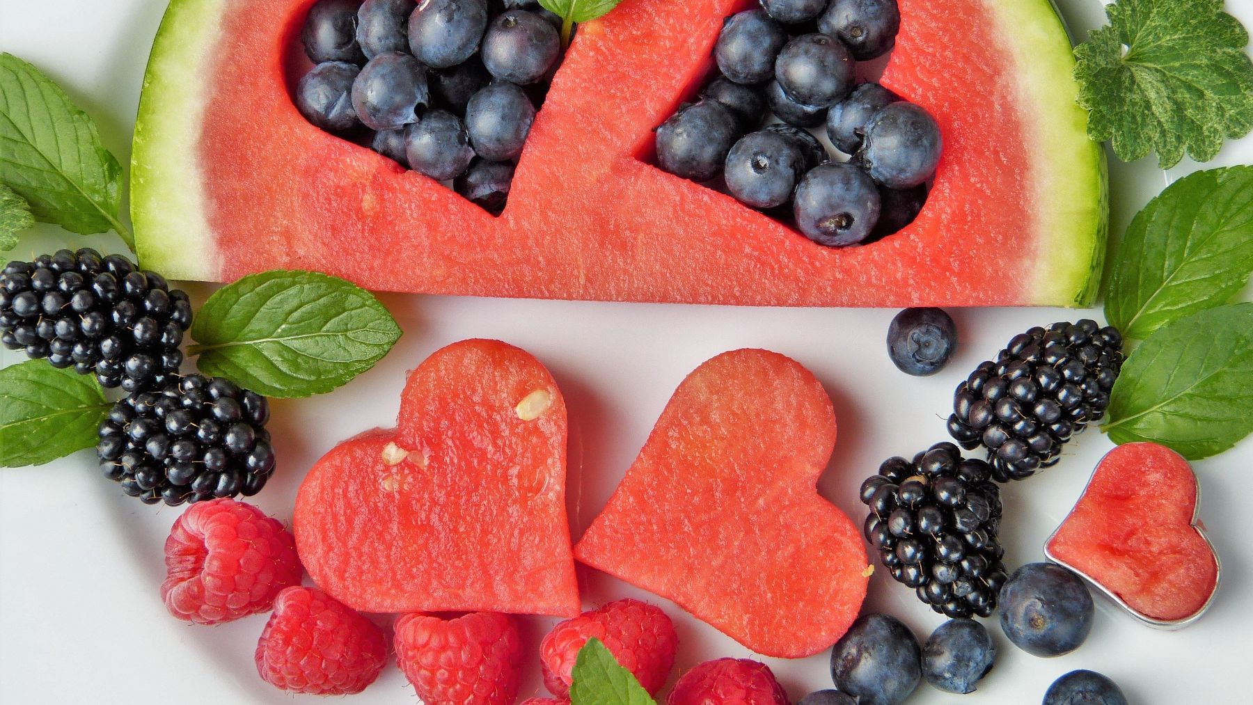 Las frutas de color rojo son buenas aliadas para cuidar la piel en verano.
