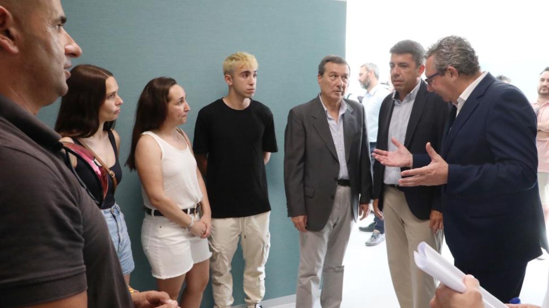 Carlos Mazón, con Toni Pérez, alcalde de Benidorm, y Marciano Gómez, conseller de Sanidad, entre otros, este lunes.