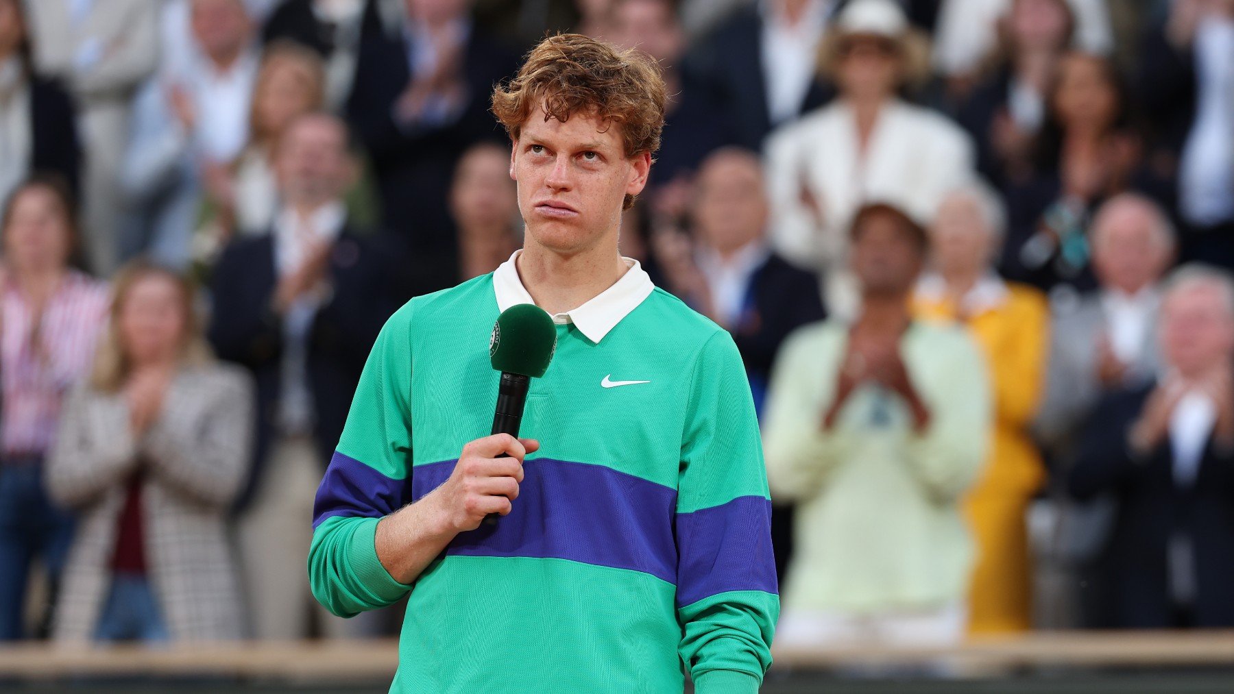 Jannik Sinner, abatido, tras perder la final de Roland Garros con Alcaraz. (Getty)