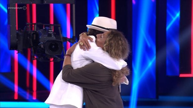 Yenesi y Lolita firman la paz con un abrazo en el plató de Tu cara me suena (Atresmedia).