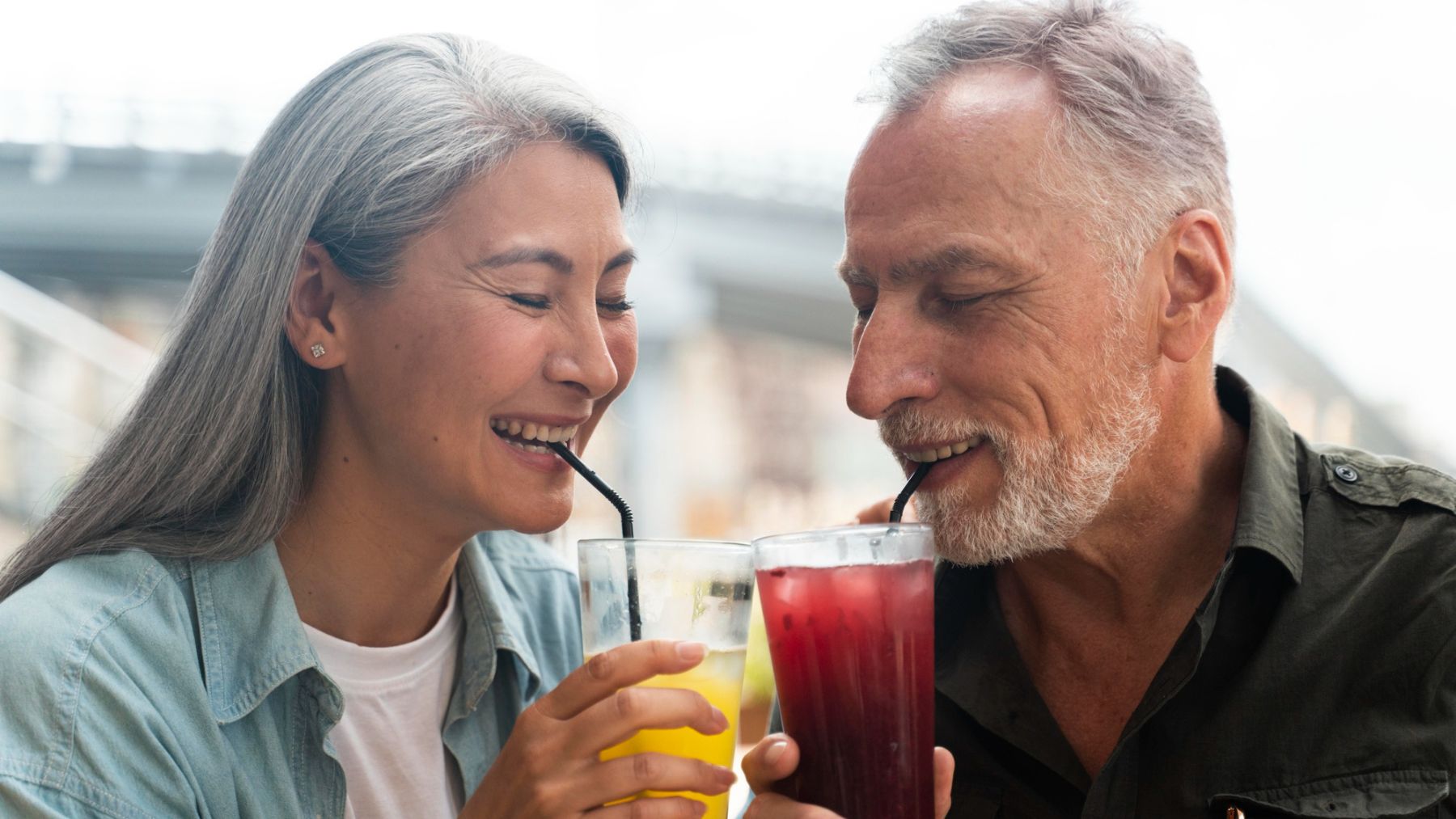 Dos personas mayores bebiendo refrescos. Foto: Freepik