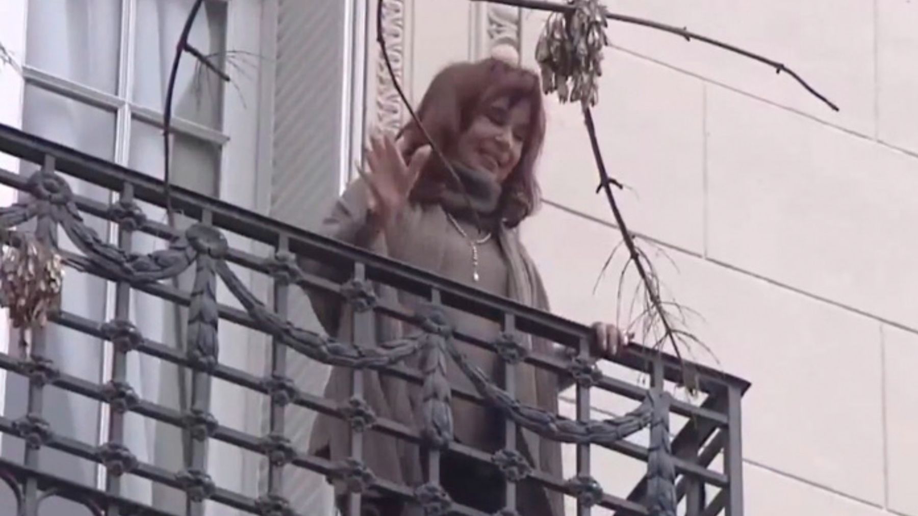 Cristina de Kirchner en el balcón de su casa, donde sufrirá prisión domiciliaria.