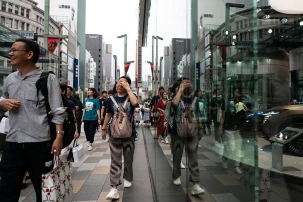 Turistas chinos realizan compras en Ginza, Tokio. (Getty Images) 