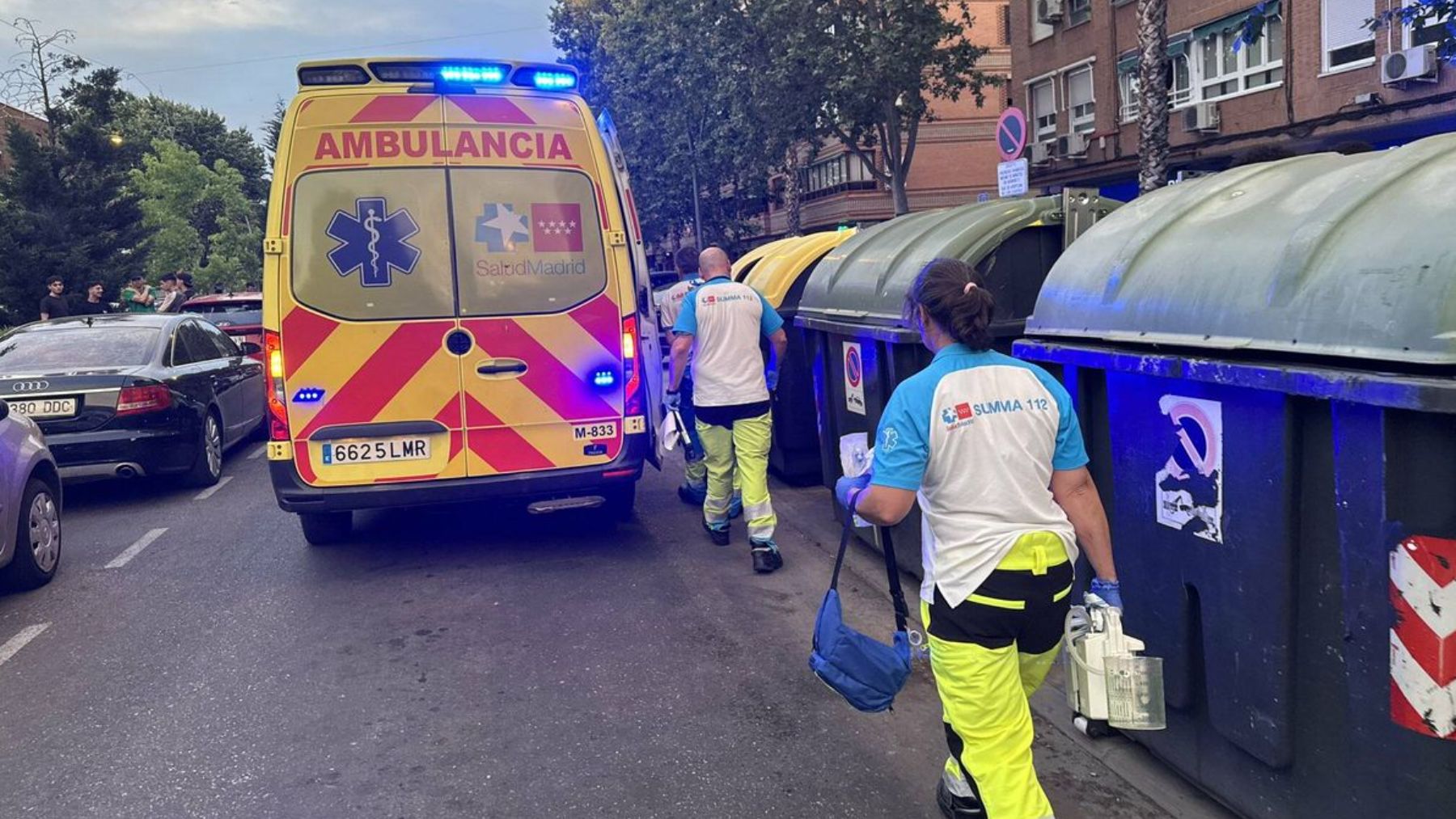 Efectivos del SUMMA atienden al joven apuñalado en Getafe.