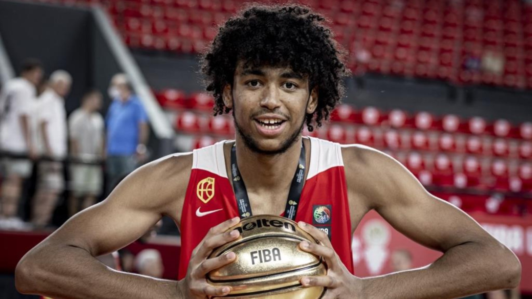 Izan Almansa, tras conseguir un MVP con la selección española en categorías inferiores.(FEB)
