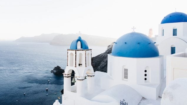 Santorini podría estar a punto de despertar: la IA detecta un masivo movimiento de magma que preocupa a los expertos