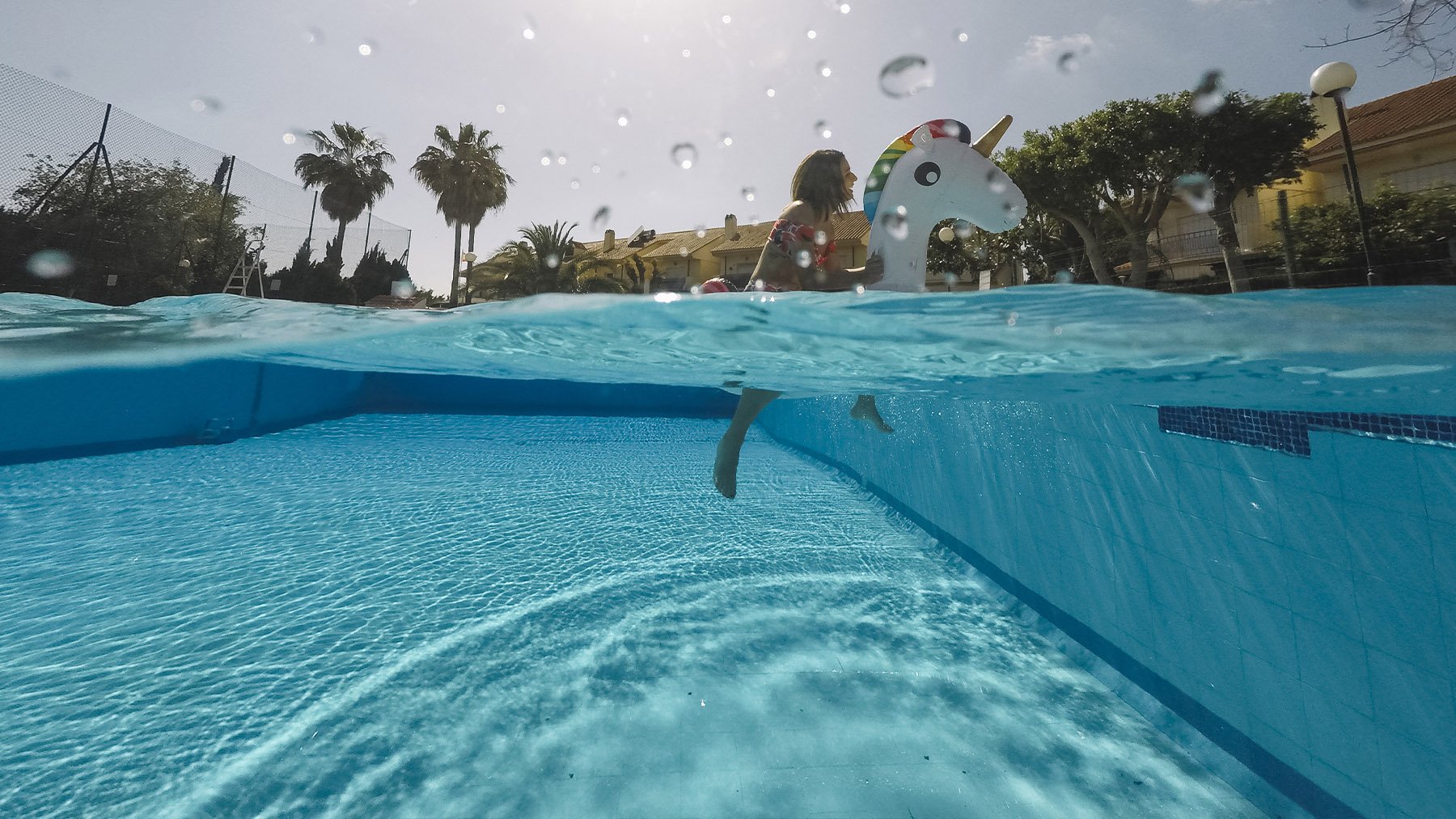 Joven disfrutando de una piscina limpia. Foto: Freepik.