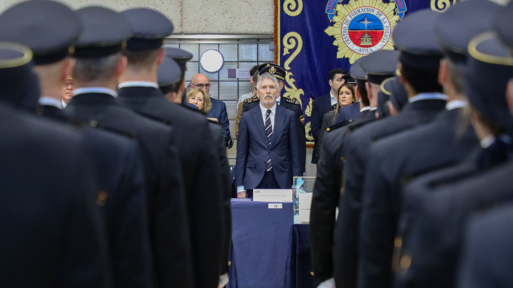 Marlaska y policías. (EP)