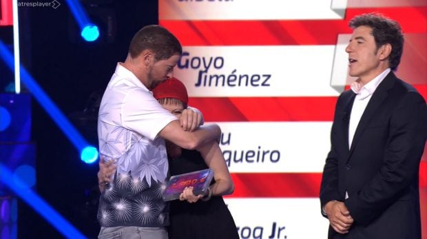 Melani García entrega los 3.000 euros a Manu Baqueiro en la Gala 11 de Tu cara me suena 12. (Atresmedia)