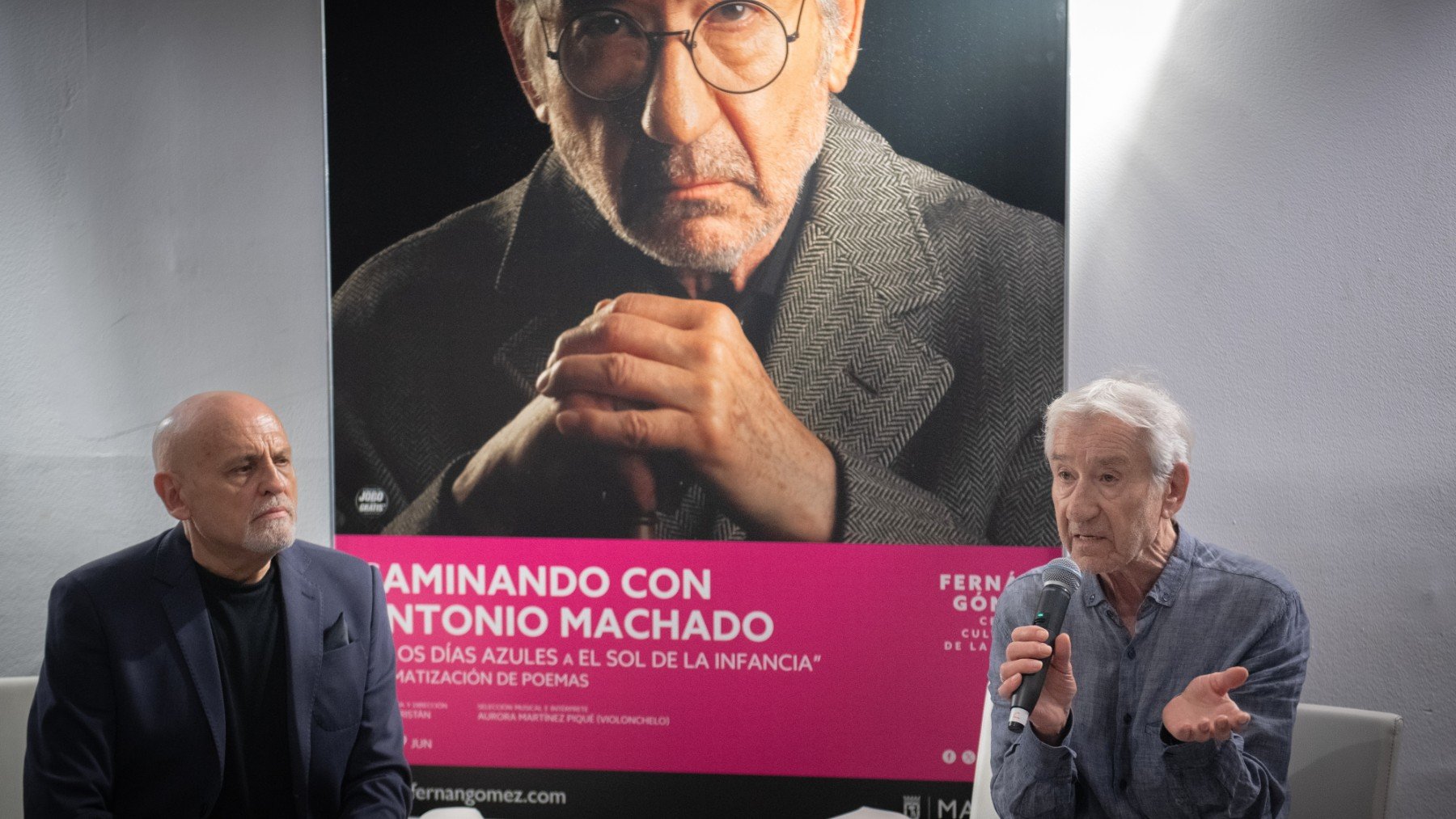 Sacristán con el director artístico del teatro Fernán Gómez Centro Cultural de la Villa. (Foto: Europa Press)
