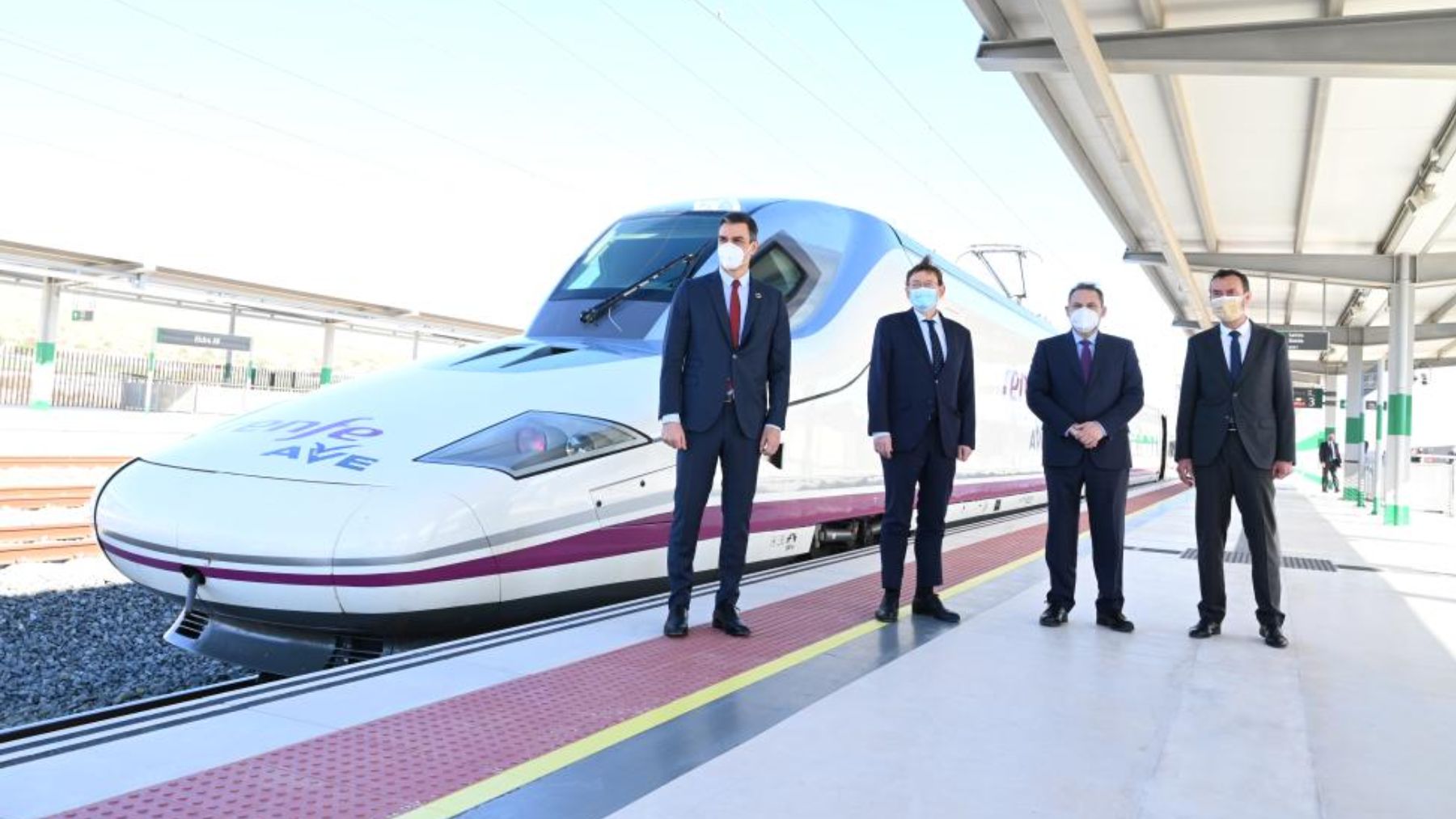 Sánchez, Ábalos, Ximo Puig y Carlos González, en la estación del AVE de Elche (Alicante) el 1 de febrero de 2021.