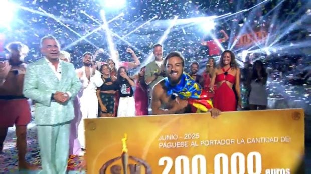 Borja González se lleva el cheque de 200.000 euros como ganador de Supervivientes 2025. (Mediaset)