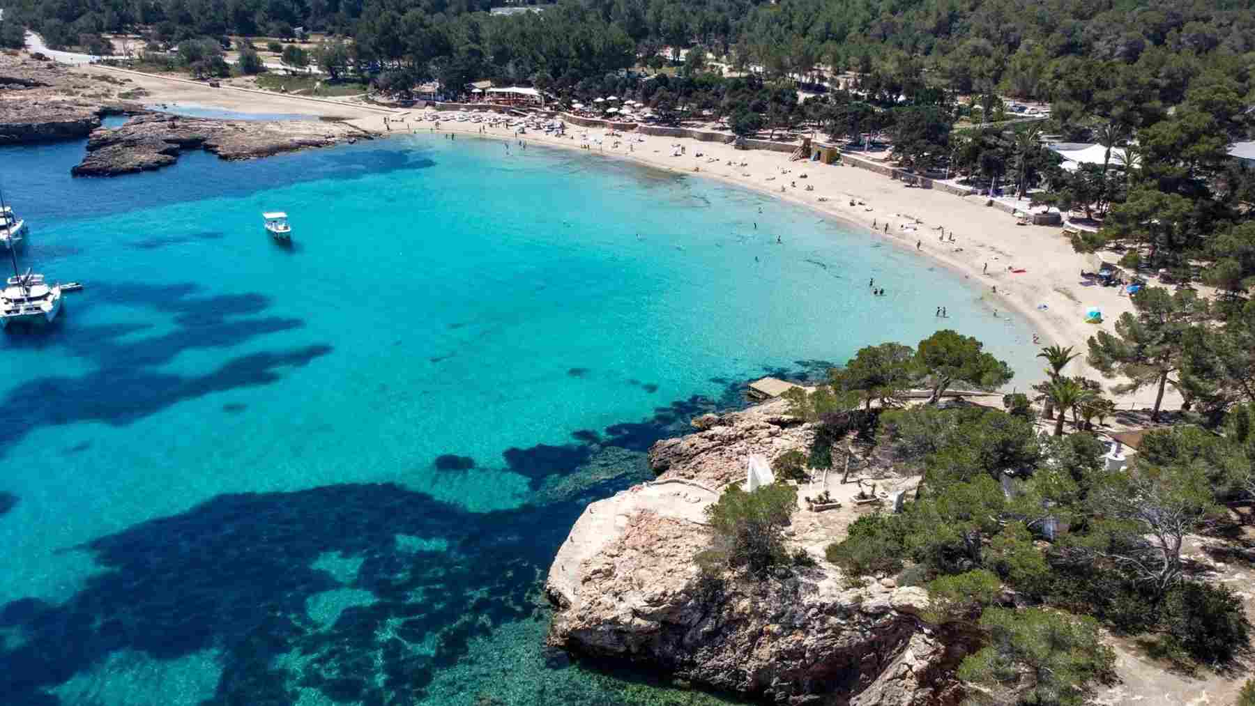 Cala Bassa en Ibiza, elegida mejor playa española por los lectores de la revista Condé Nast Traveler.