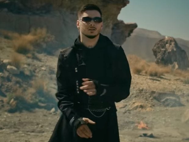 El cantante RVFV en el videoclip de 'Que te vaya bien'. (YouTube)