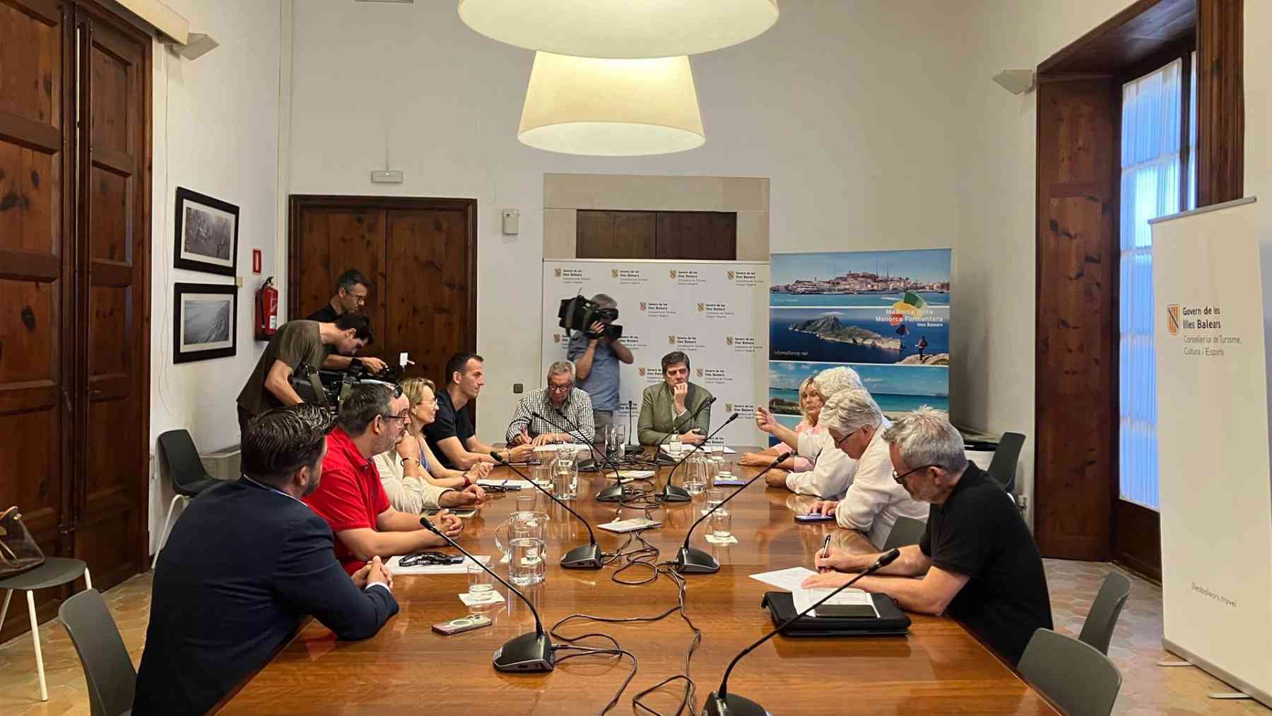 El conseller Jaume Bauzà con representantes de la plataforma ‘Sí a los cruceros’.