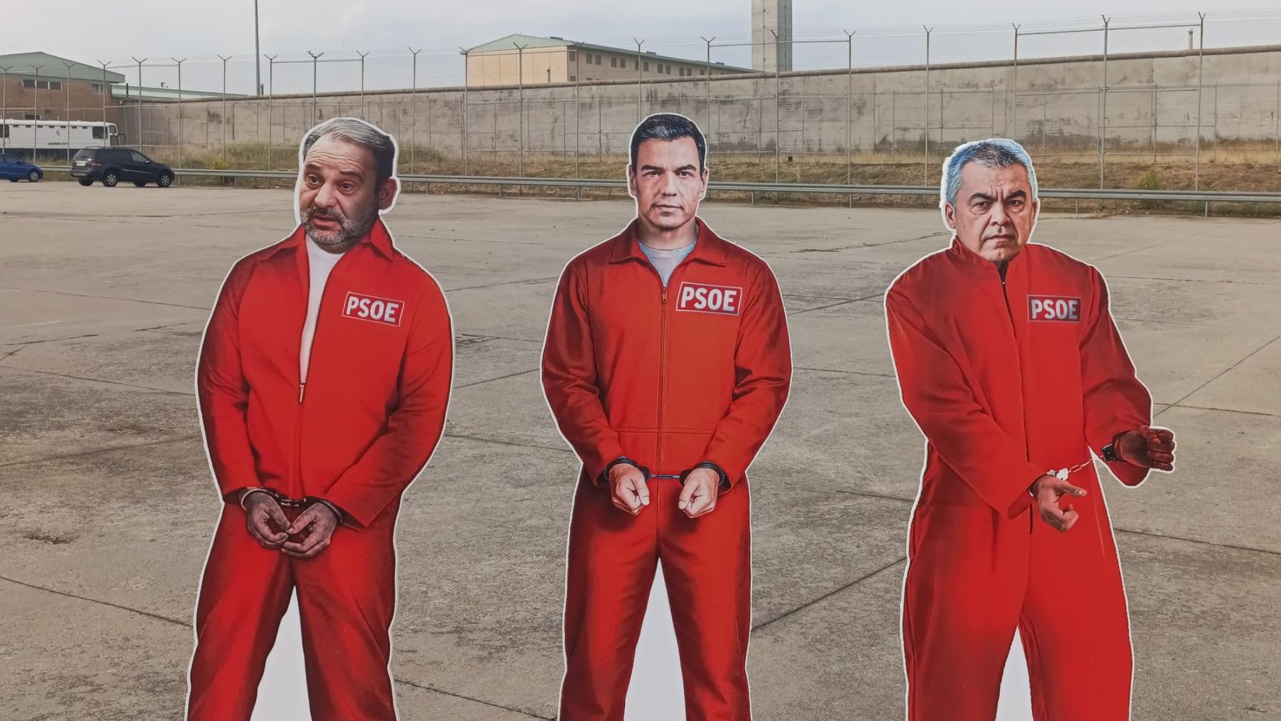 Figuras de cartón de Pedro Sánchez, José Luis Ábalos y Santos Cerdán.