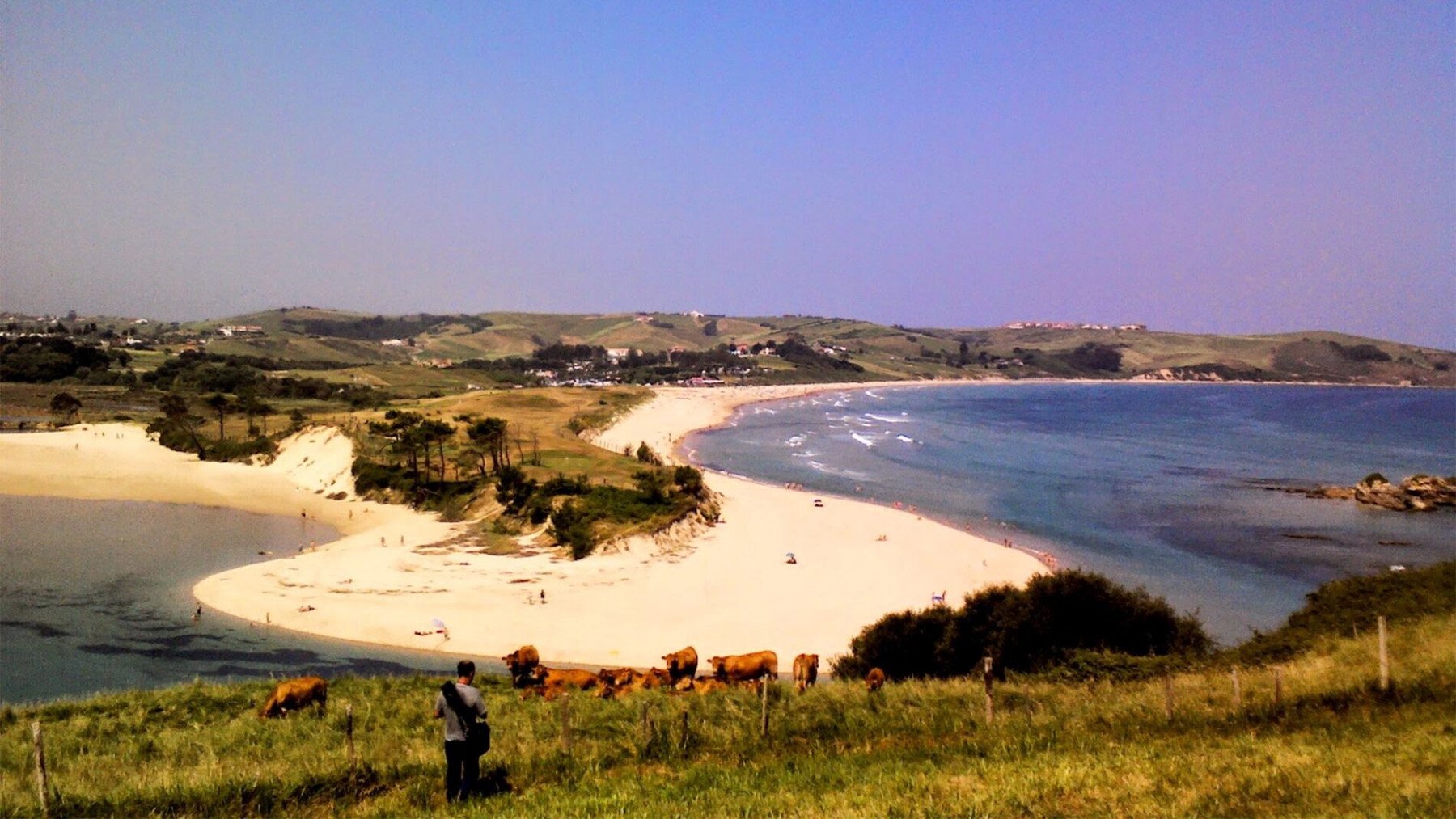 Imagen panorámica de la playa de Oyambre. Foto: Turismo de Cantabria.