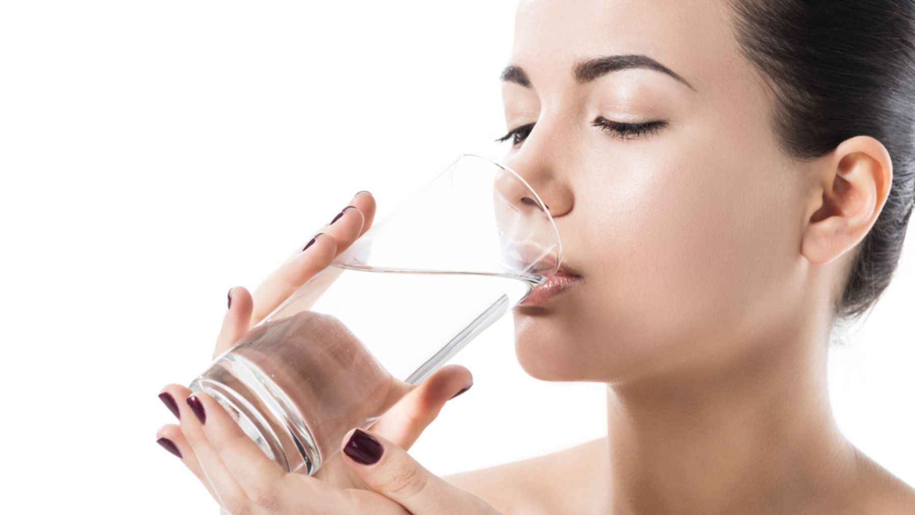 Muy poca agua de la que bebemos llega a la piel.