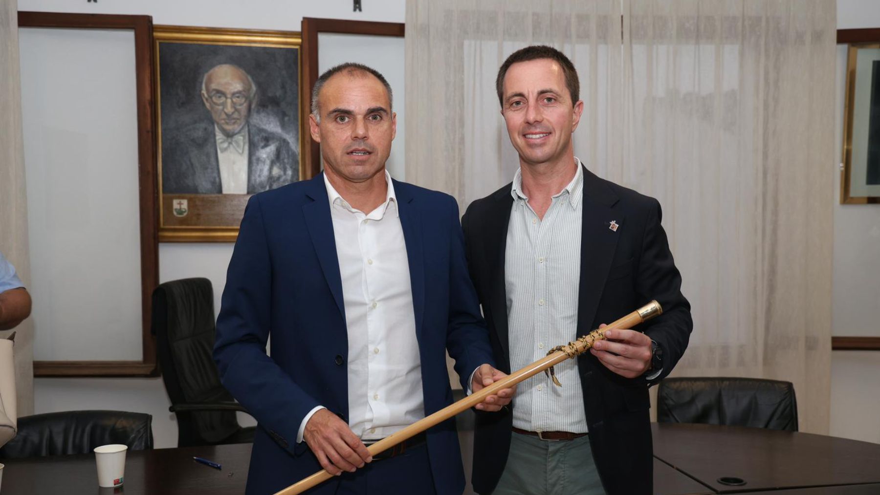 El nuevo alcalde de Santa Margalida, Martí Àngel Torres, junto con el presidente del Consell de Mallorca, Llorenç Galmés.