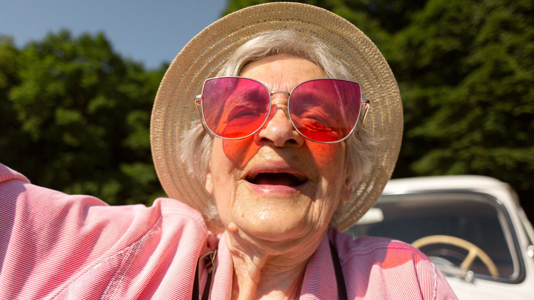 Una mujer con sombrero y gafas de sol. Foto: Freepik