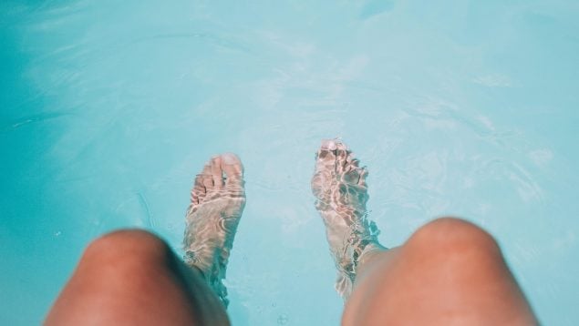 Mejor truco para limpiar la piscina, trucos de limpieza de piscinas, blanqueador en la piscina, remedio casero limpieza, piscinas caseras.