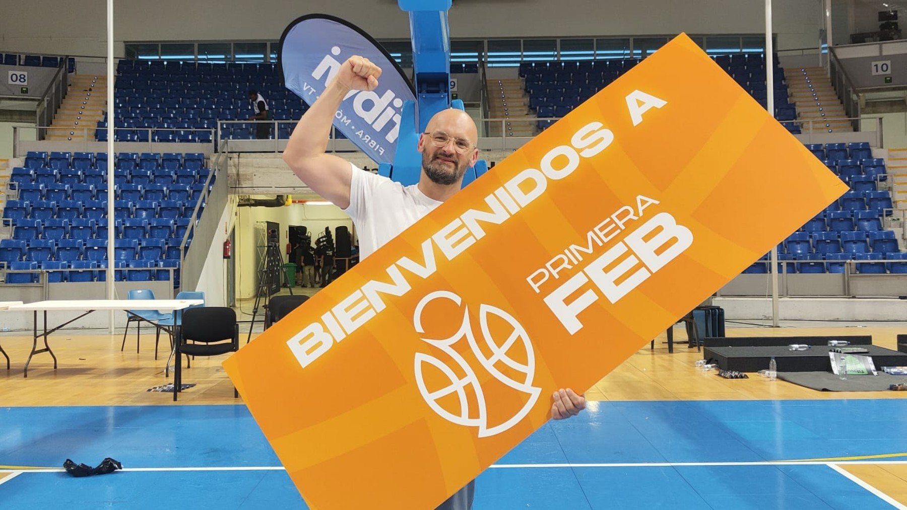 Vives, posando con el cartel de ascenso a Primera FEB