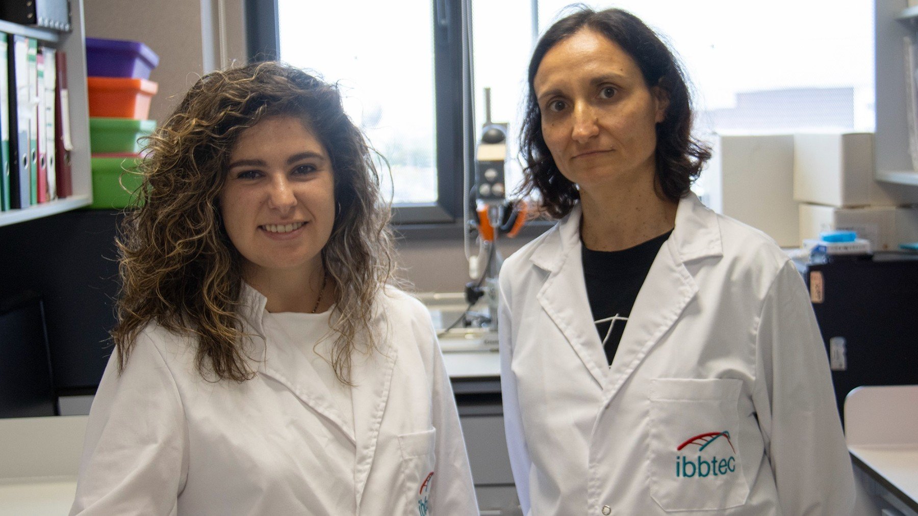 Las investigadoras Júlia Senserrich y Fuencisa Pilr Cuéllar en su laboratorio del IBBTEC REMITIDA / HANDOUT.