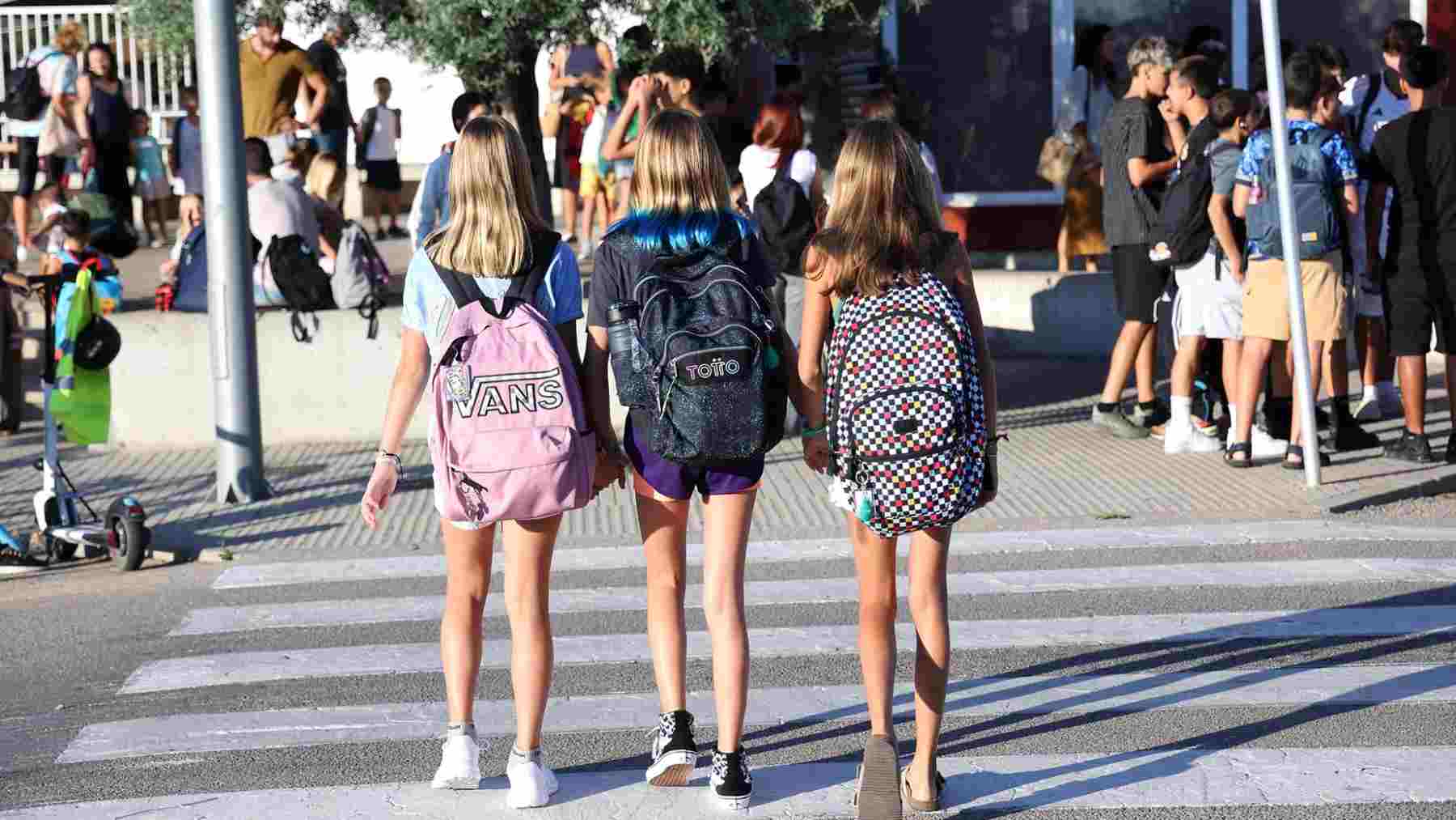 Alumnos se dirigen a un colegio de Palma.