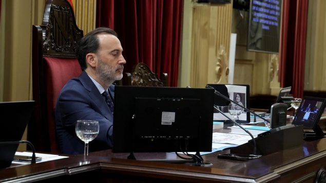 El PP vuelve a salvar a Le Senne como presidente del Parlament