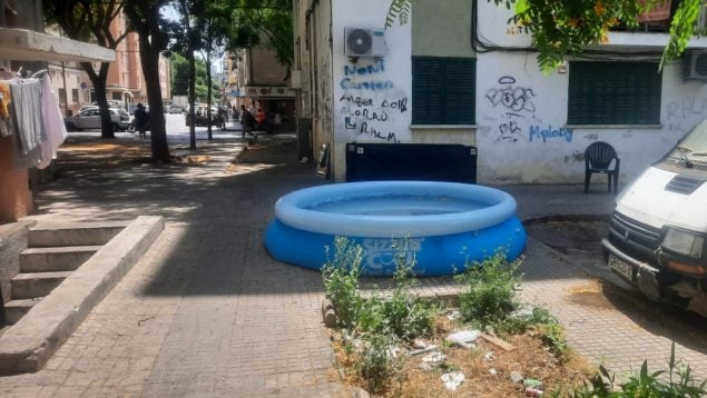 Vecinos de Son Gotleu instalan en plena calle una piscina hinchable para refrescarse y lavar la ropa