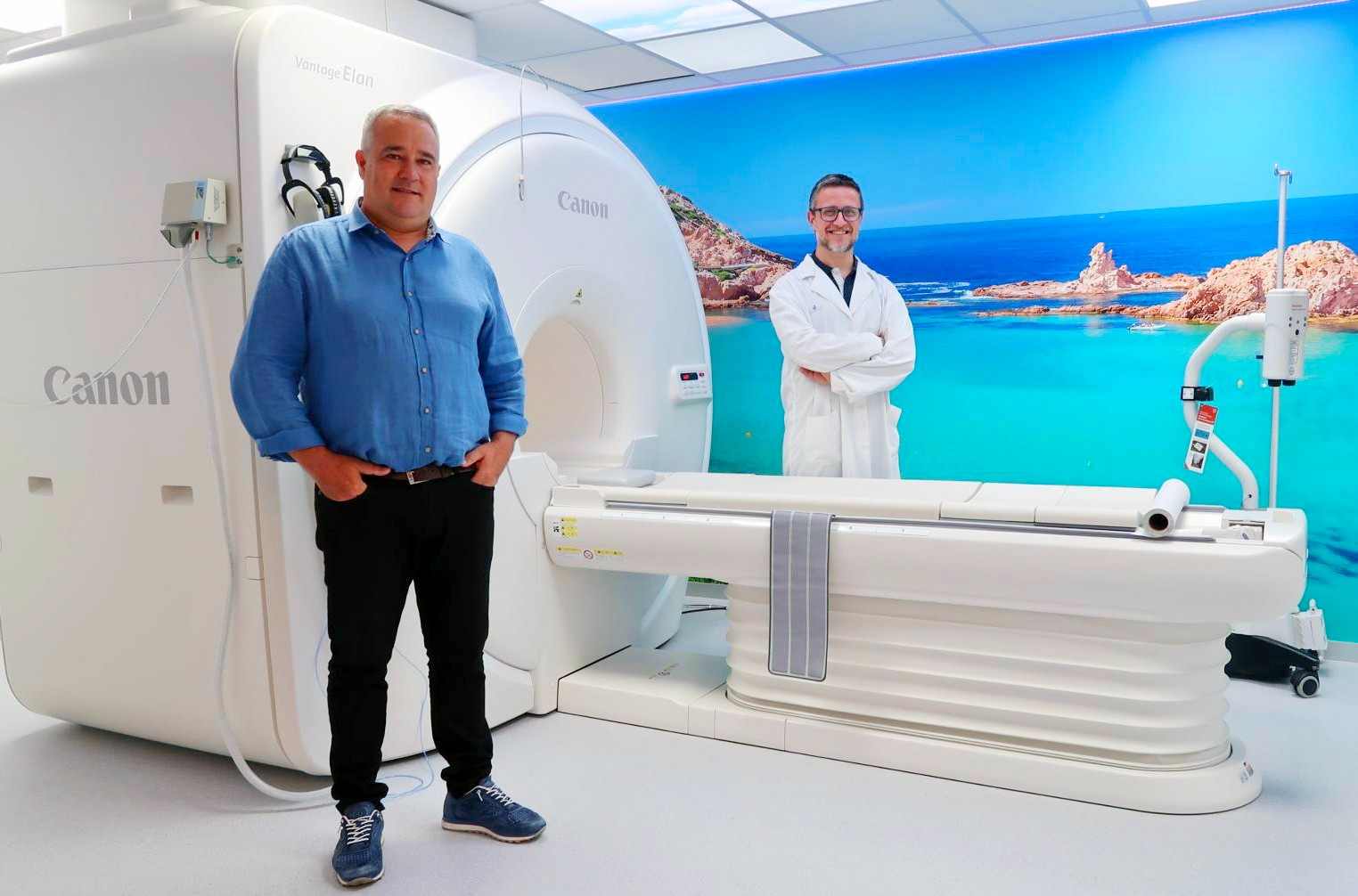 José Luis Bosch y el doctor Víctor Ruiz, junto a la nueva resonancia magnética.