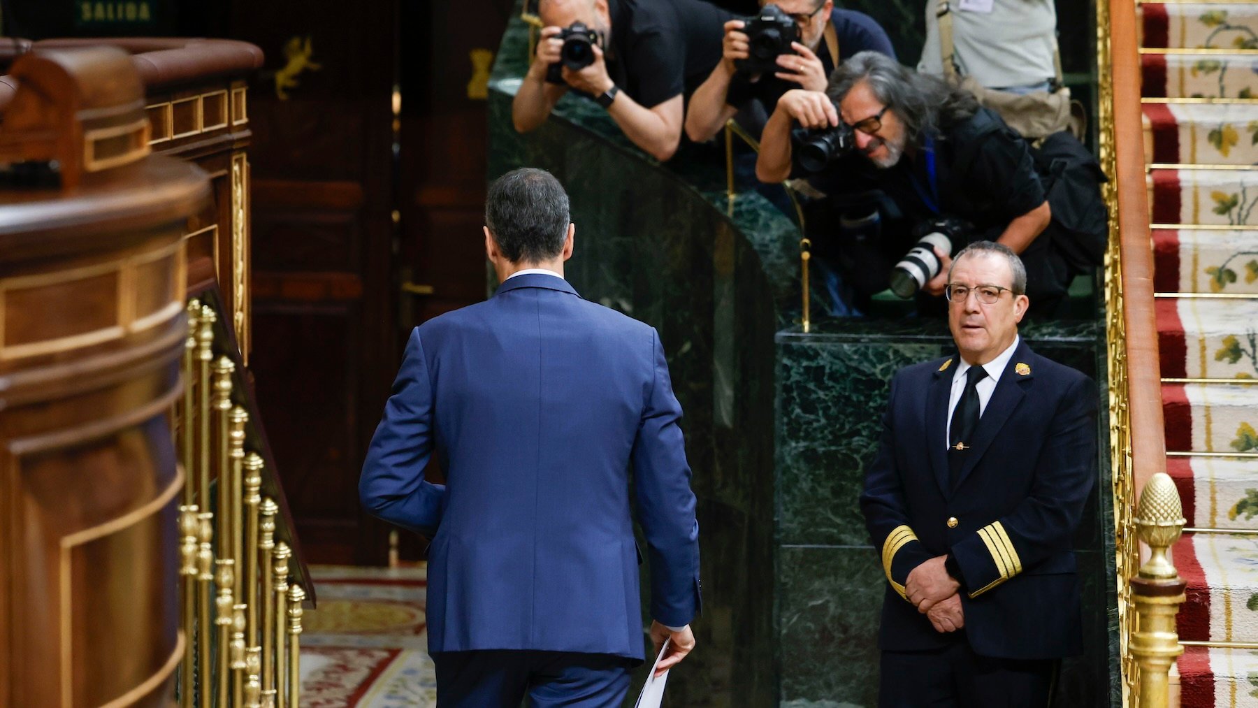 Pedro Sánchez abandonando el hemiciclo del Congreso. (Foto: EFE)