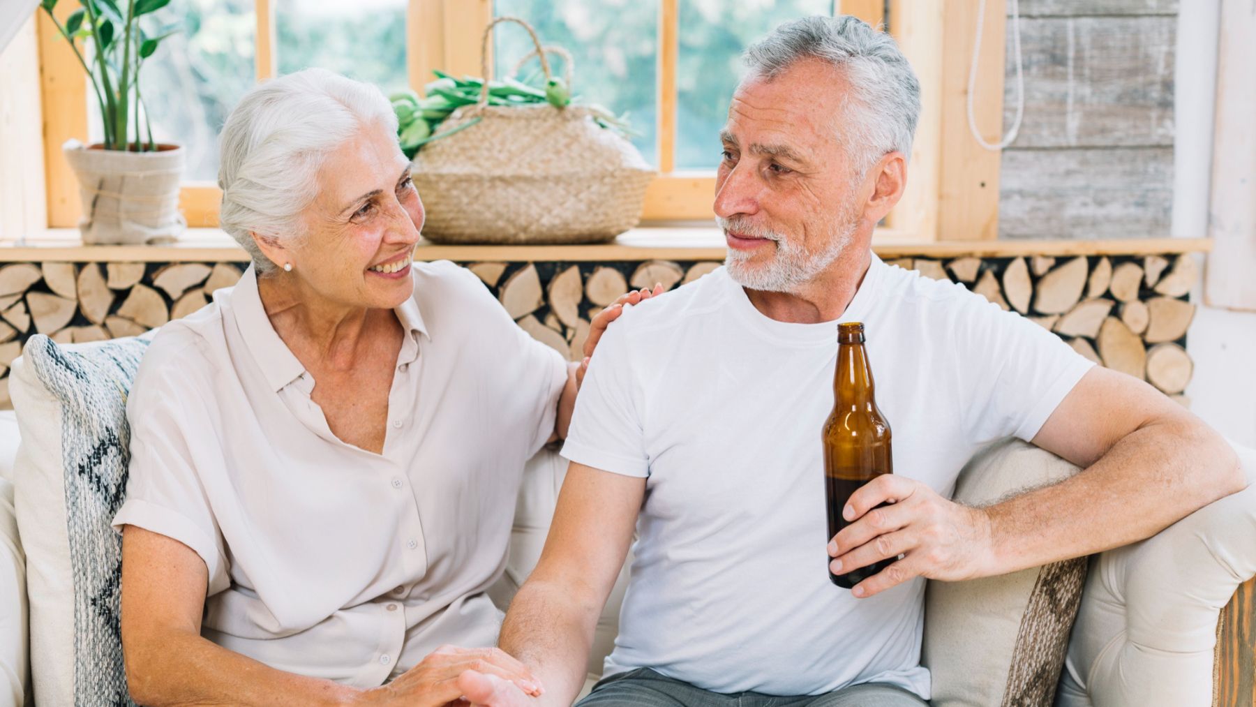 Un hombre bebiendo cerveza. Foto: Freepik