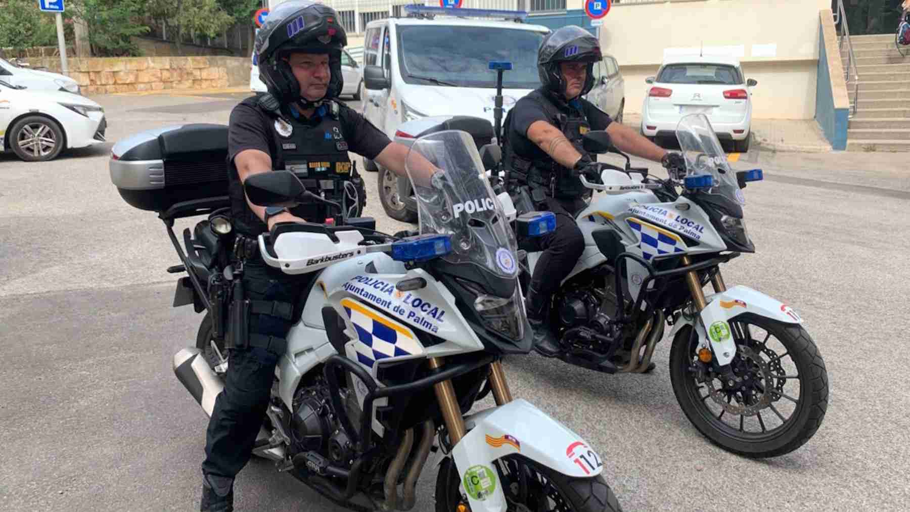 Dos agentes de la Policía Local de Palma.