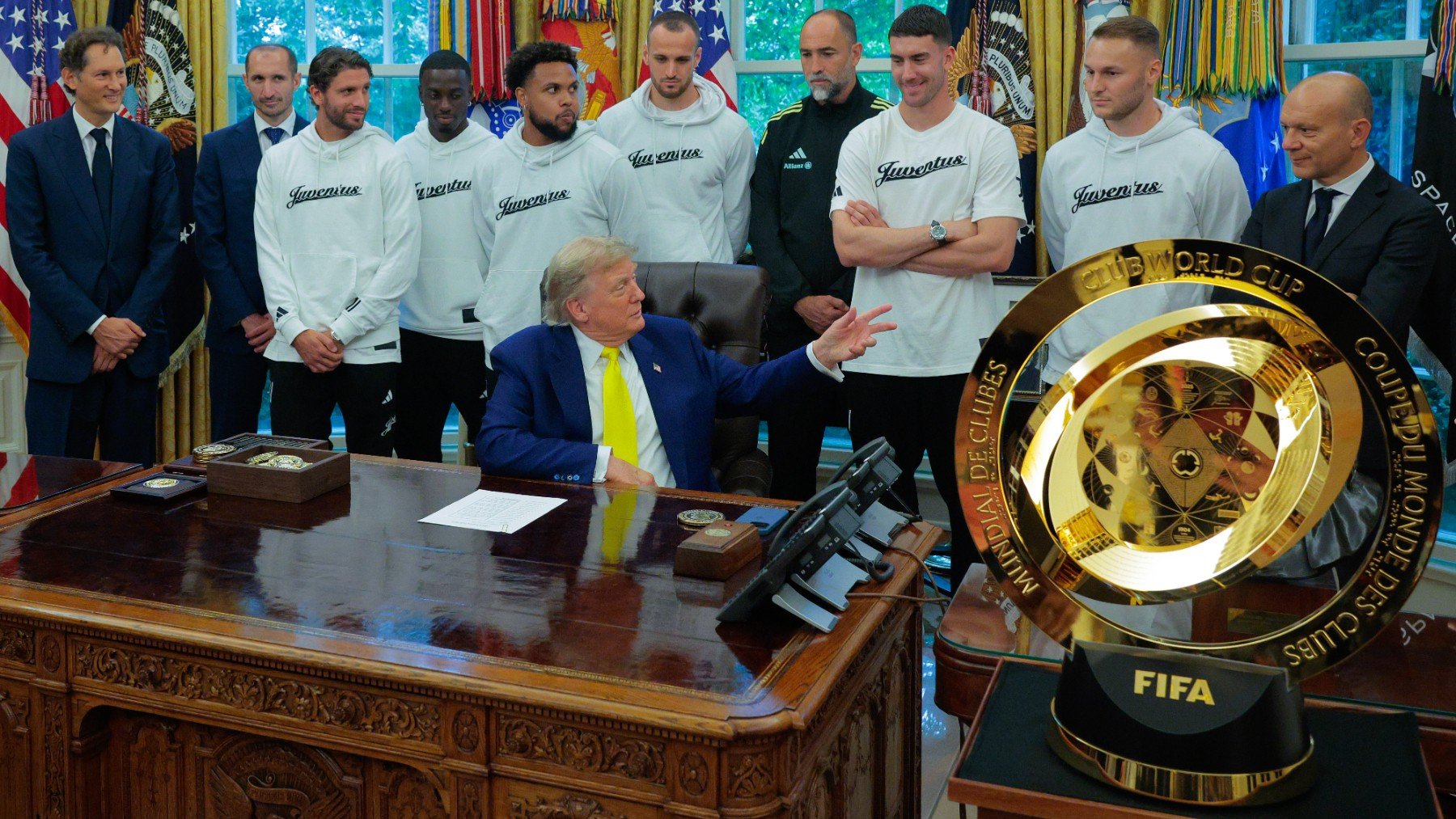 Donald Trump conversa con la plantilla de la Juventus. (Getty)