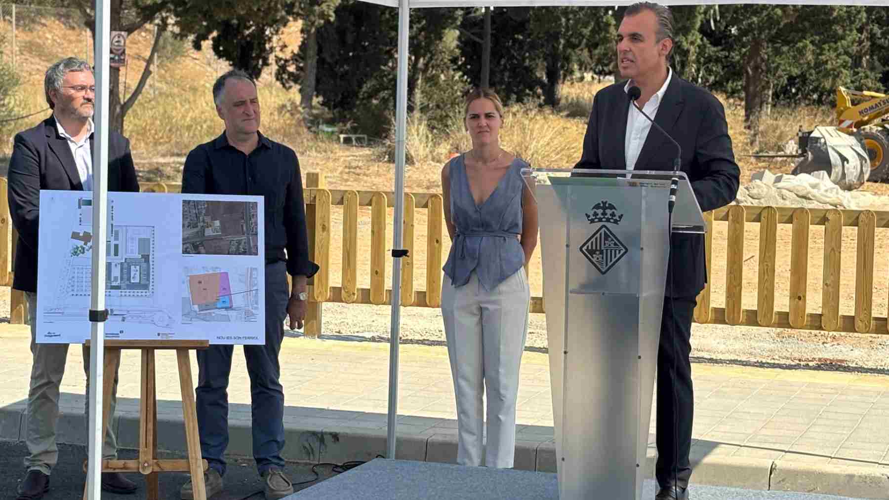 El conseller de Educación, Antoni Vera, en la presentación del anteproyecto del nuevo instituto.