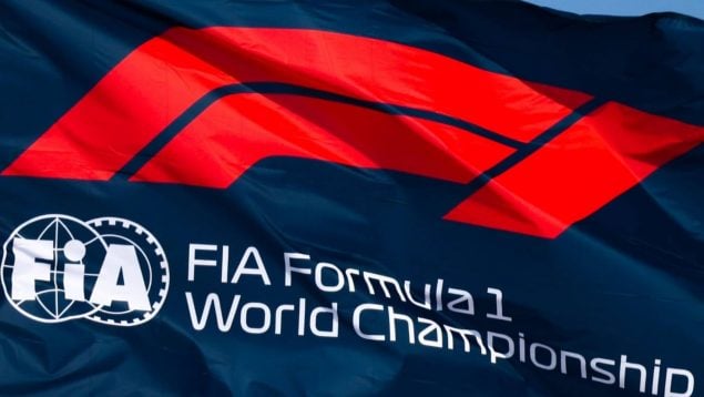 Una bandera de la Fórmula y la FIA.